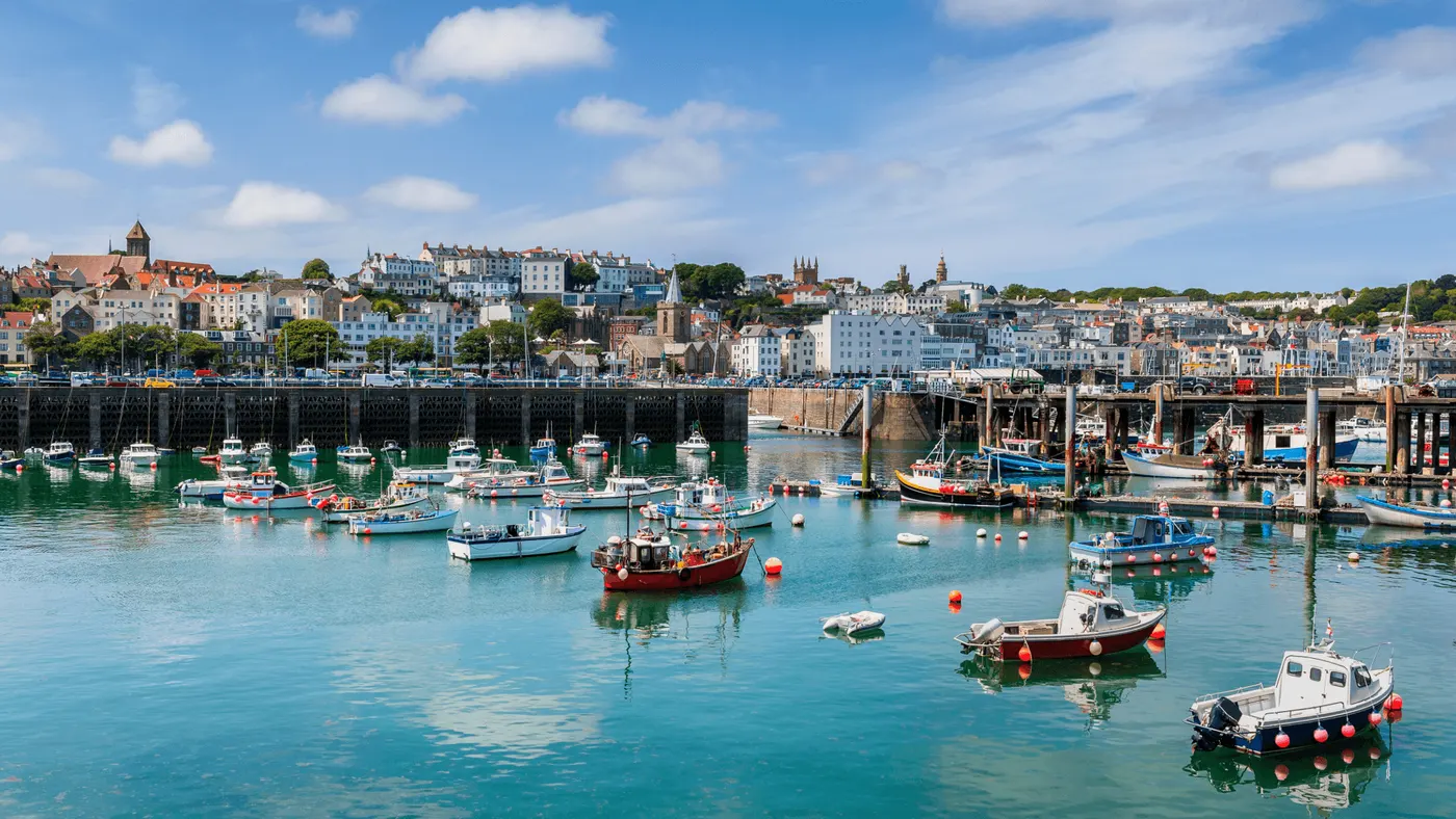 Vue de Guernesey, dépendance de la Couronne britannique dans la Manche, connue pour son régime fiscal offshore et sa standard charge à 50 000 livres par an Quelle est la fiscalité à Guernesey ?