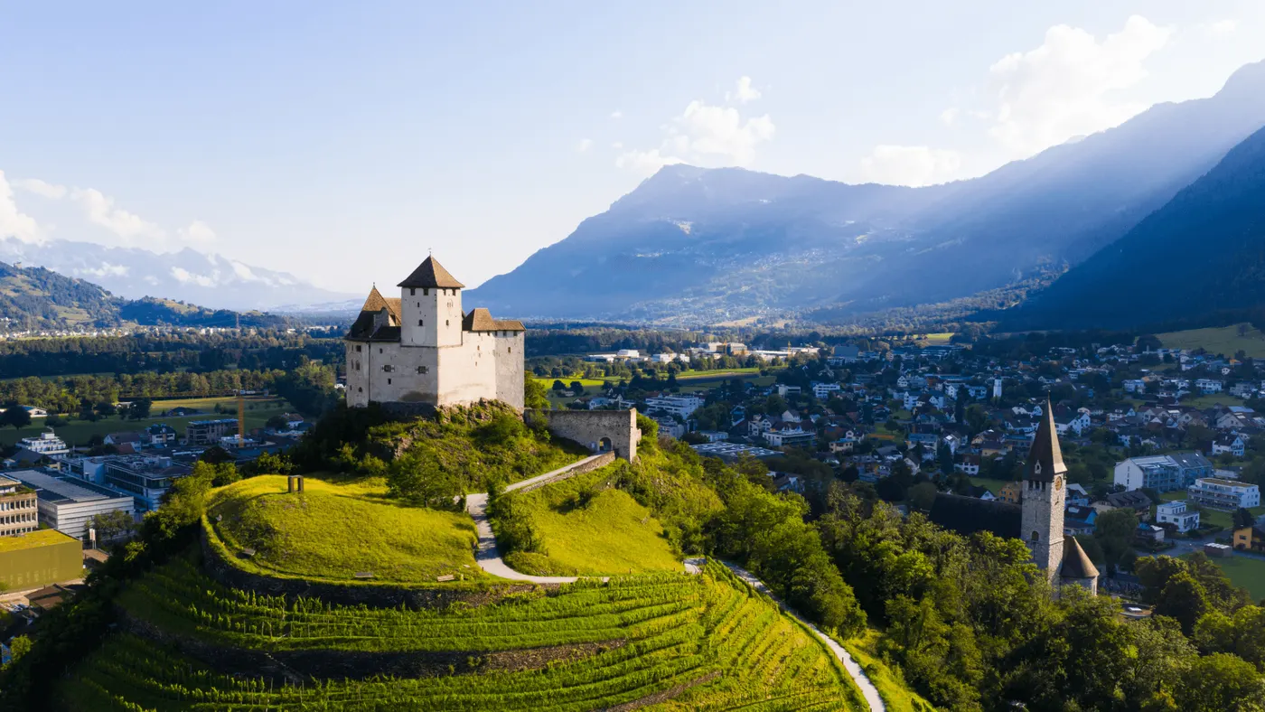 Quels sont les avantages fiscaux du Liechtenstein ? Résidence fiscale au Liechtenstein, discrétion, stabilité et forfait fiscal haut de gamme dans l’un des États les plus exclusifs d’Europe