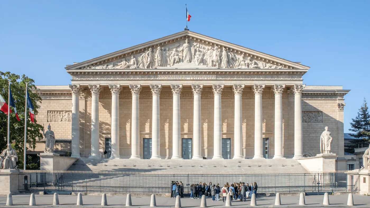 Impôt sur la nationalité française : L'impôt universel et la taxation au passeport arrivent en France (2025)