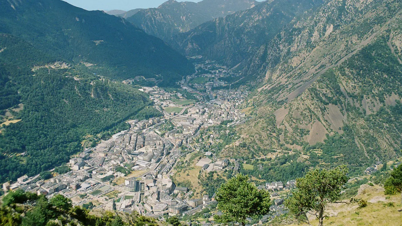 Vue d'Andorre-la-Vieille et de sa vallée depuis la montagne, dans les Pyrénées andorranes