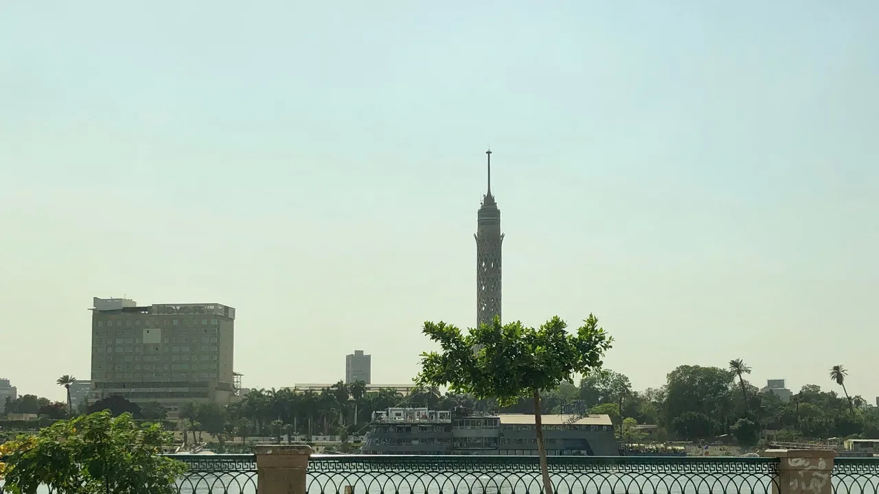 La tour du Caire au bord du Nil : obtenir le passeport égyptien par investissement