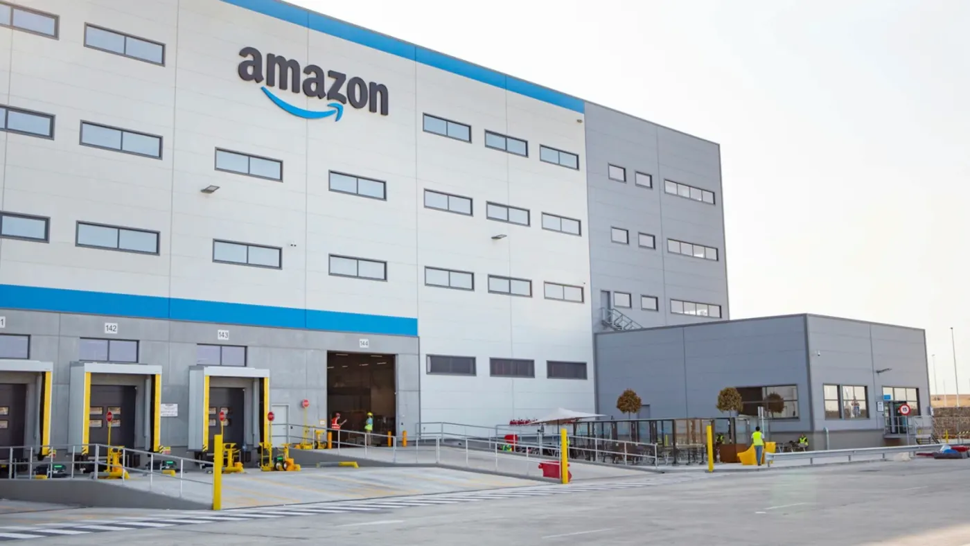 Entrepôt Amazon : en FBA, la plateforme stocke et expédie vos produits