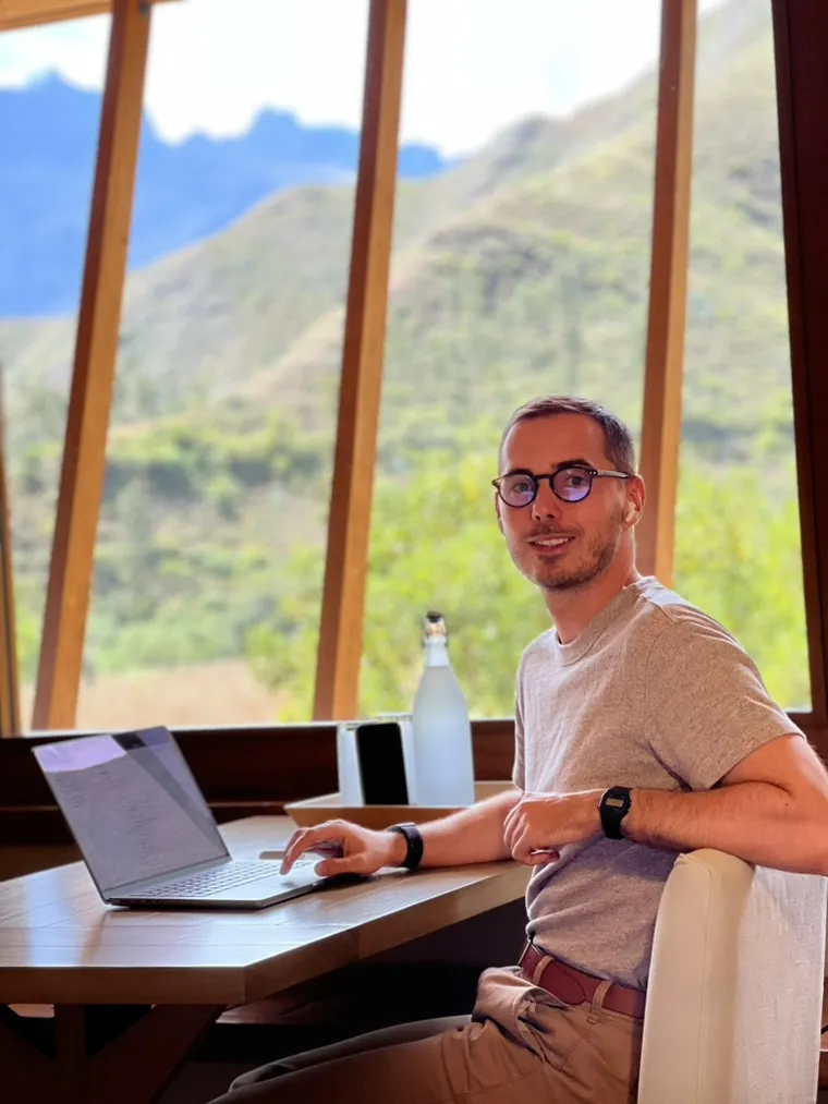 Julien, fondateur d'Oseille TV, à son bureau.
